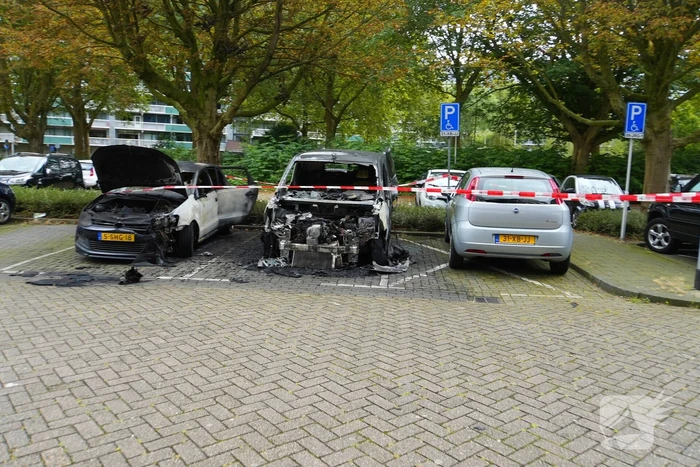 Politie doet onderzoek naar brand in geparkeerde voertuigen