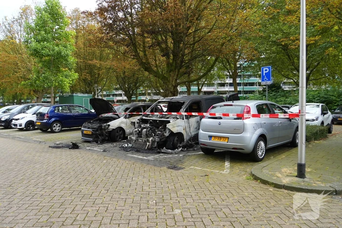 Politie doet onderzoek naar brand in geparkeerde voertuigen
