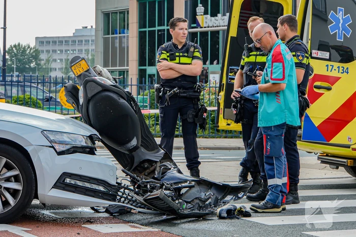 Scooterrijder naar ziekenhuis na botsing met auto