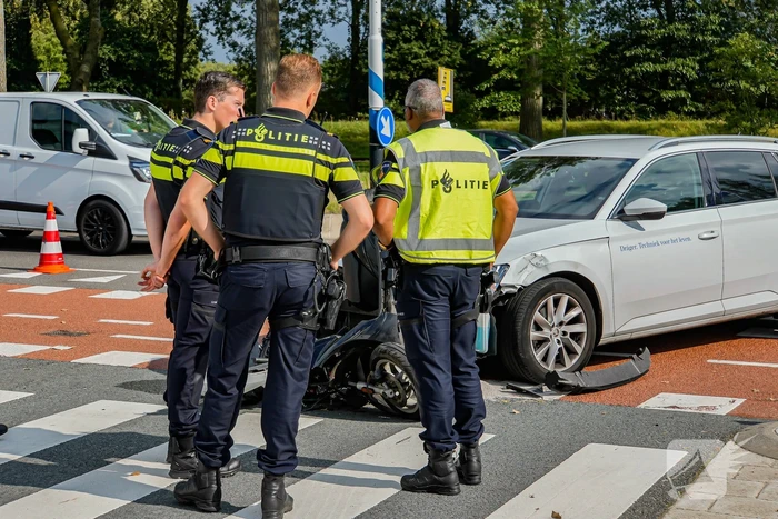 Scooterrijder naar ziekenhuis na botsing met auto