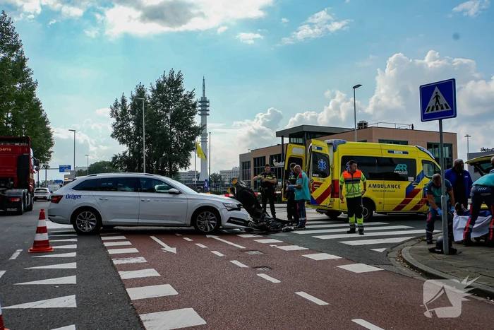 Scooterrijder naar ziekenhuis na botsing met auto
