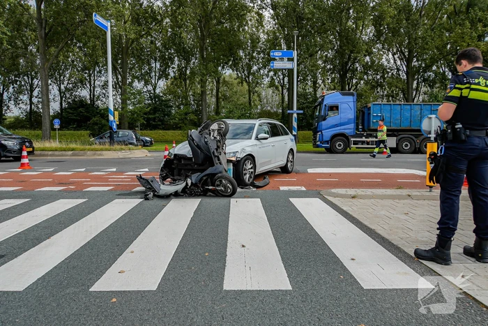 Scooterrijder naar ziekenhuis na botsing met auto