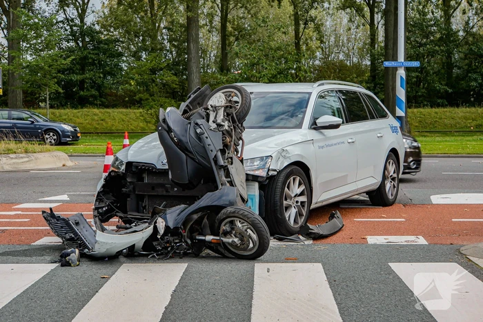 Scooterrijder naar ziekenhuis na botsing met auto