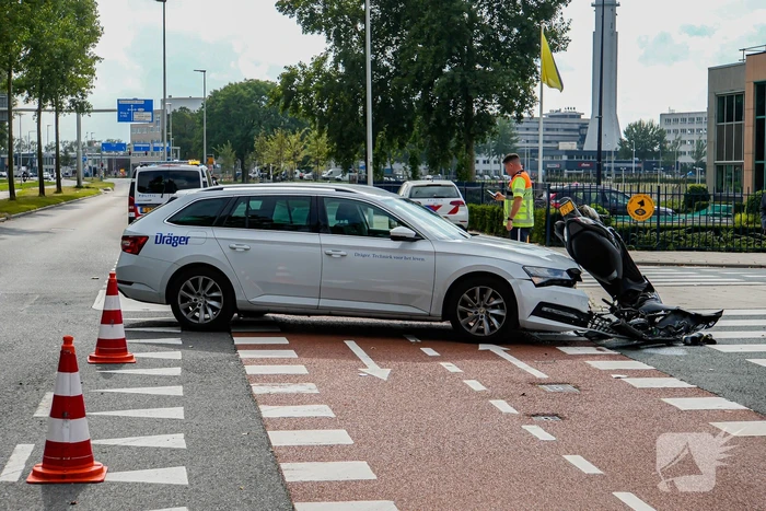 Scooterrijder naar ziekenhuis na botsing met auto