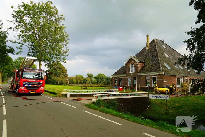 Personenwagen naast woning vliegt in brand