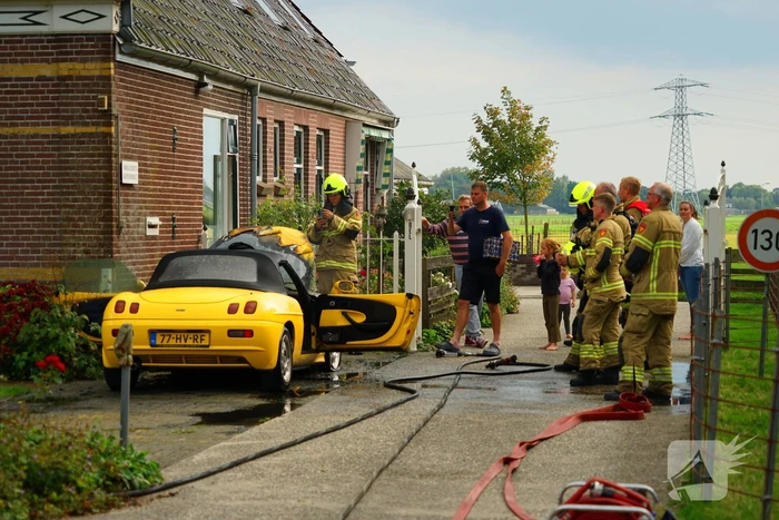Personenwagen naast woning vliegt in brand