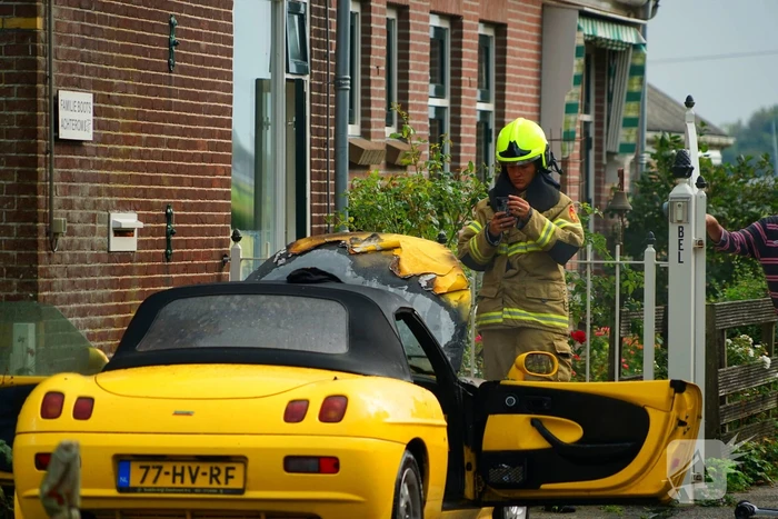 Personenwagen naast woning vliegt in brand