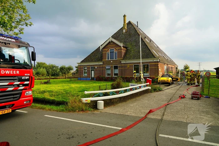 Personenwagen naast woning vliegt in brand