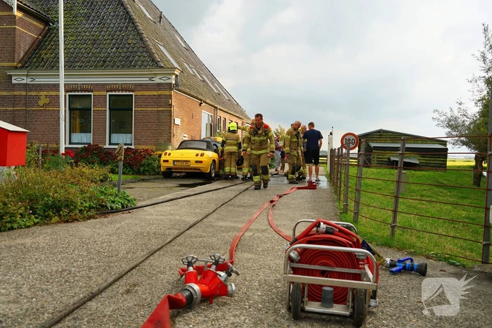 Personenwagen naast woning vliegt in brand