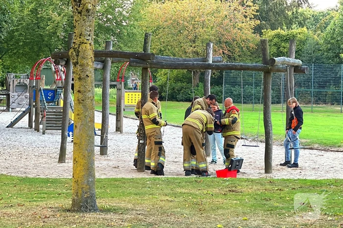 Jongedame in schommel uit benarde positie bevrijdt