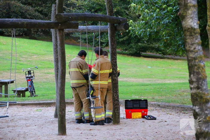 Jongedame in schommel uit benarde positie bevrijdt