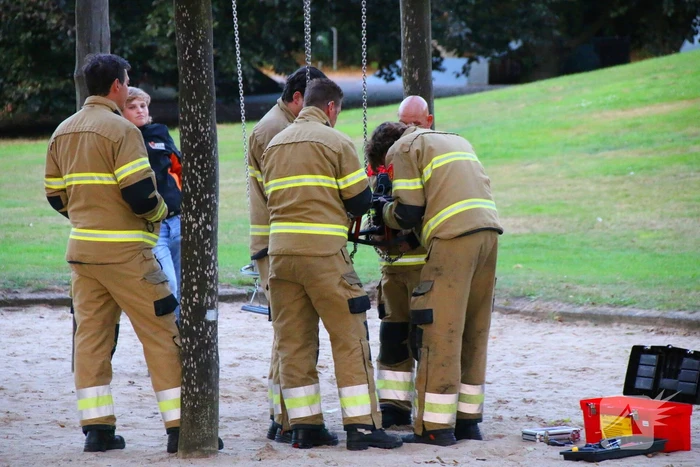 Jongedame in schommel uit benarde positie bevrijdt