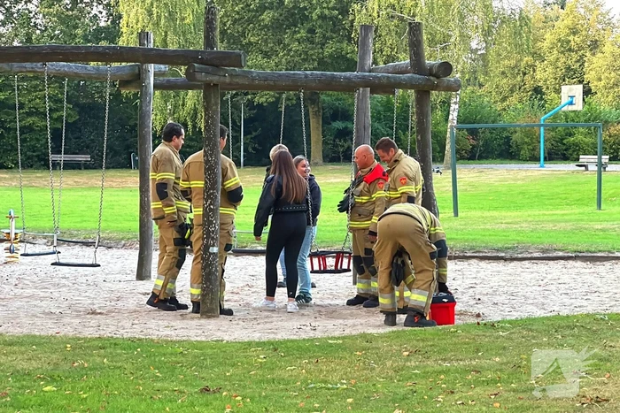 Jongedame in schommel uit benarde positie bevrijdt