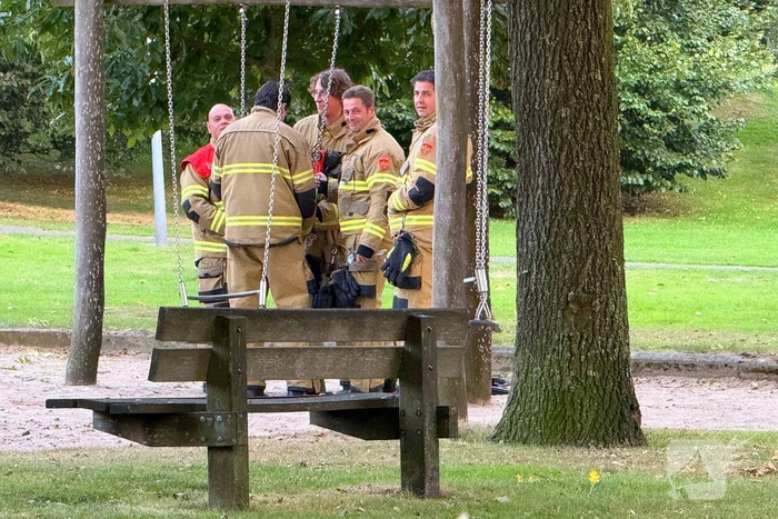 Jongedame in schommel uit benarde positie bevrijdt