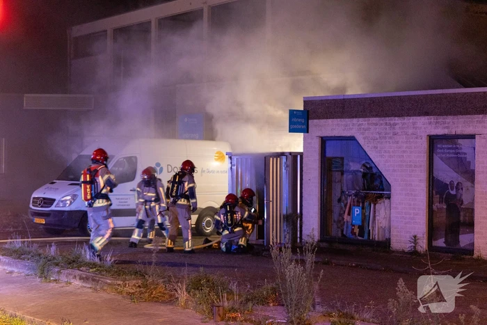 Brand in kledingcontainer veroorzaakt schade aan kringloopwinkel