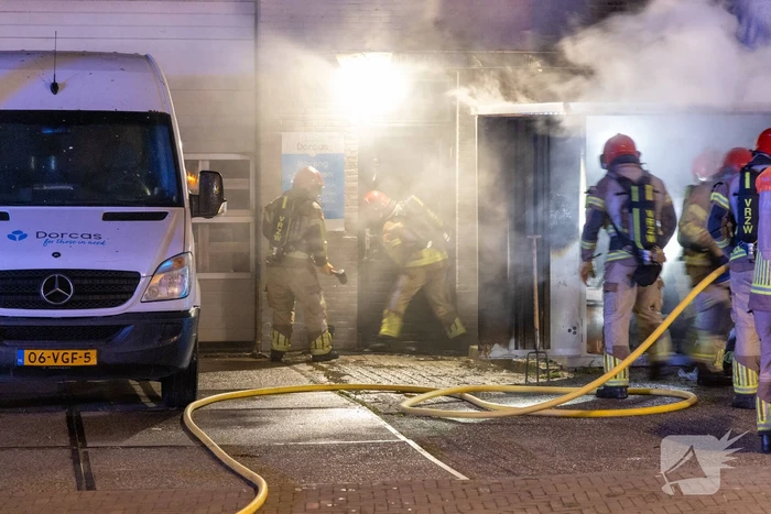 Brand in kledingcontainer veroorzaakt schade aan kringloopwinkel