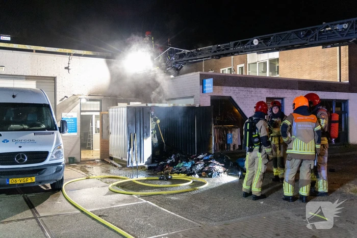 Brand in kledingcontainer veroorzaakt schade aan kringloopwinkel