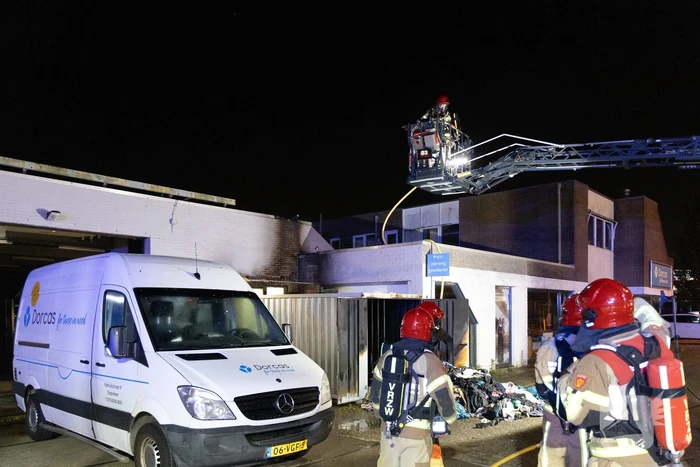 Brand in kledingcontainer veroorzaakt schade aan kringloopwinkel