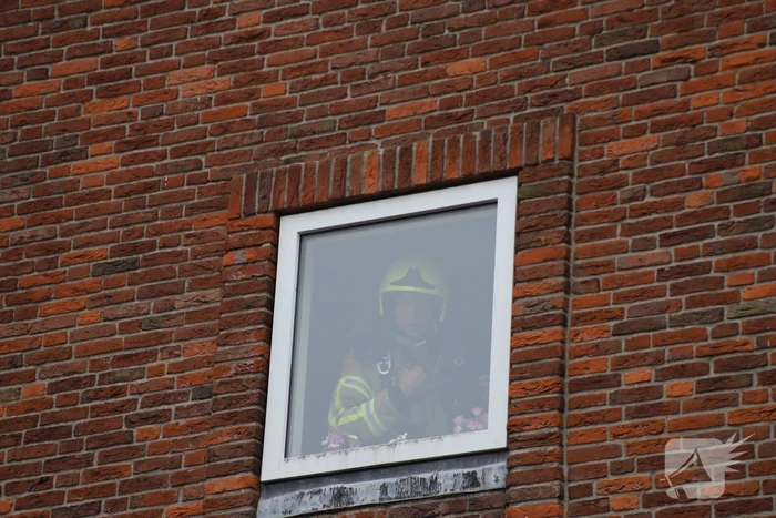 Rookontwikkeling in flat door brandende wc-rollen