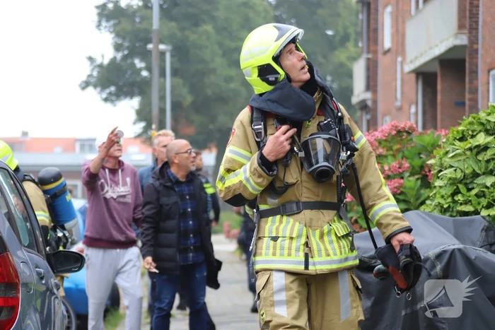 Rookontwikkeling in flat door brandende wc-rollen