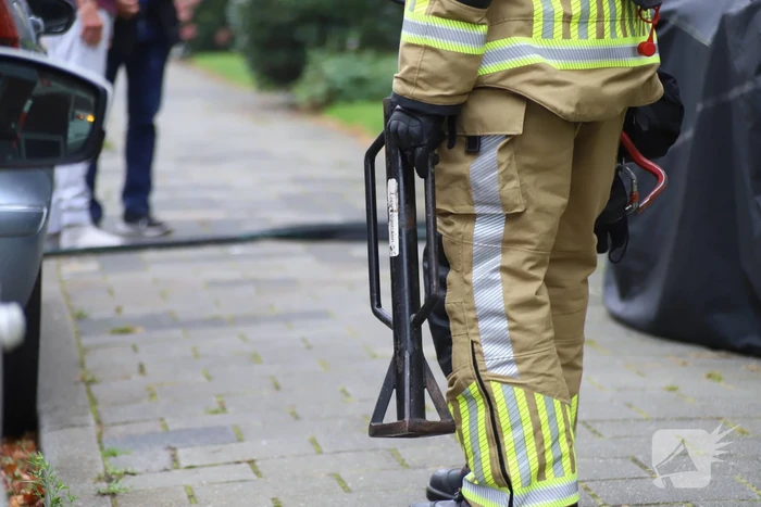 Rookontwikkeling in flat door brandende wc-rollen