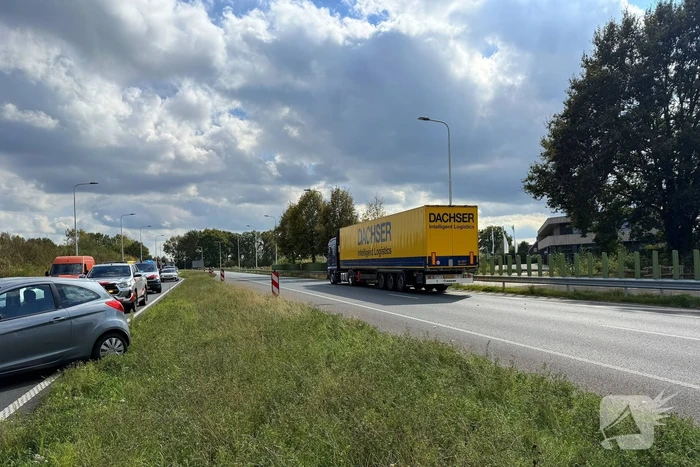 Aanrijding tussen vrachtwagen en auto veroorzaakt vertraging