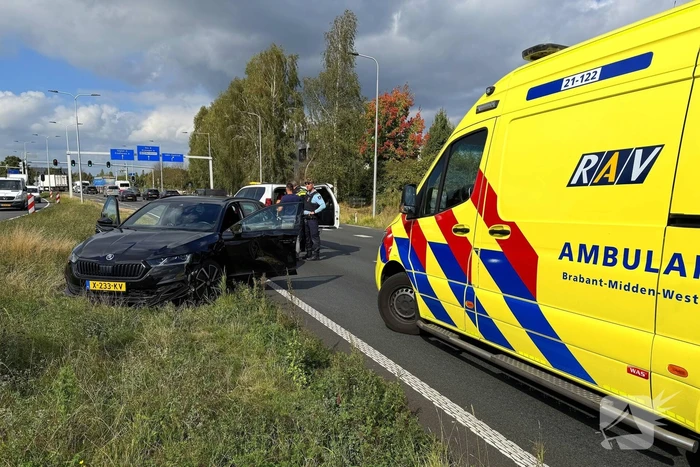 Aanrijding tussen vrachtwagen en auto veroorzaakt vertraging
