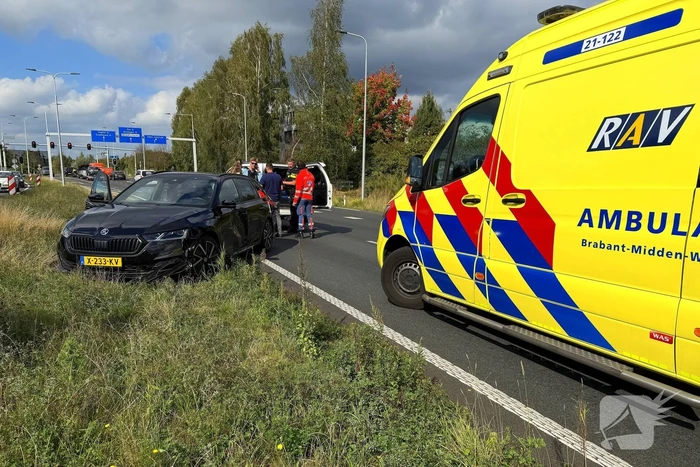 Aanrijding tussen vrachtwagen en auto veroorzaakt vertraging
