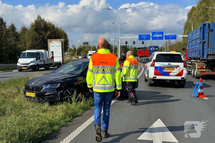 Aanrijding tussen vrachtwagen en auto veroorzaakt vertraging