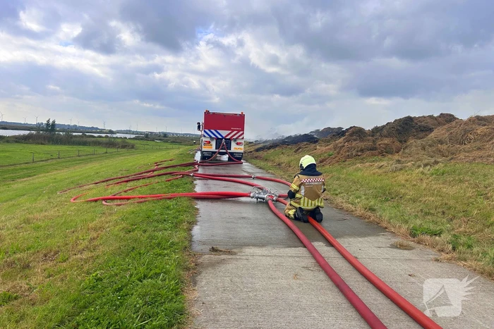 Brandweer zet blusvoertuigen in voor hooibrand