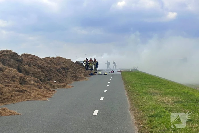Brandweer zet blusvoertuigen in voor hooibrand