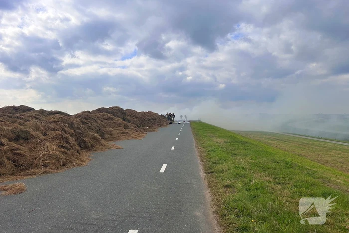 Brandweer zet blusvoertuigen in voor hooibrand