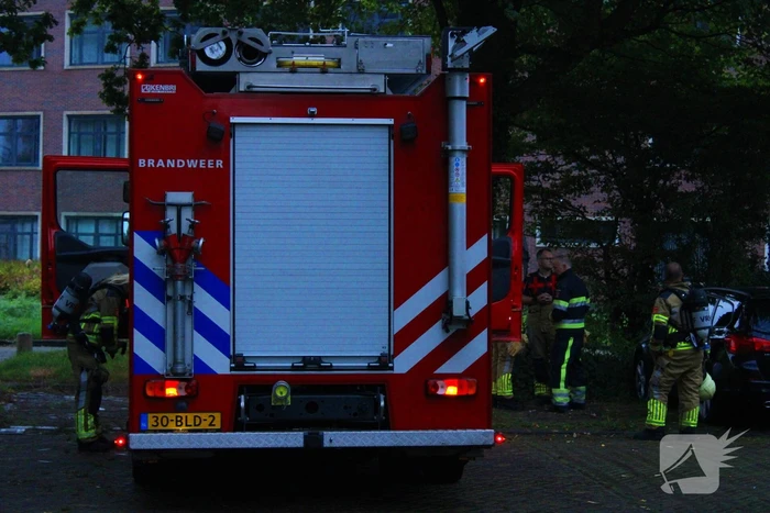 Brandweer controleert auto na melding van rook