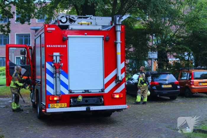 Brandweer controleert auto na melding van rook