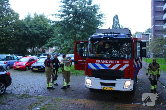 Brandweer controleert auto na melding van rook