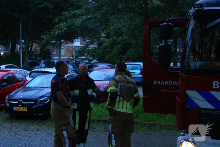 Brandweer controleert auto na melding van rook