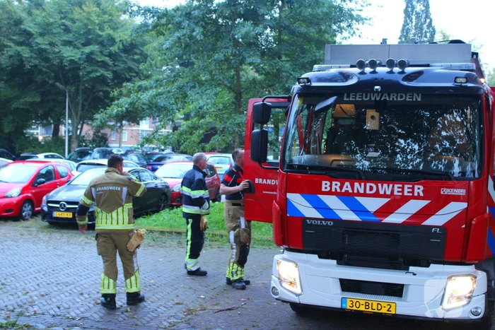 Brandweer controleert auto na melding van rook