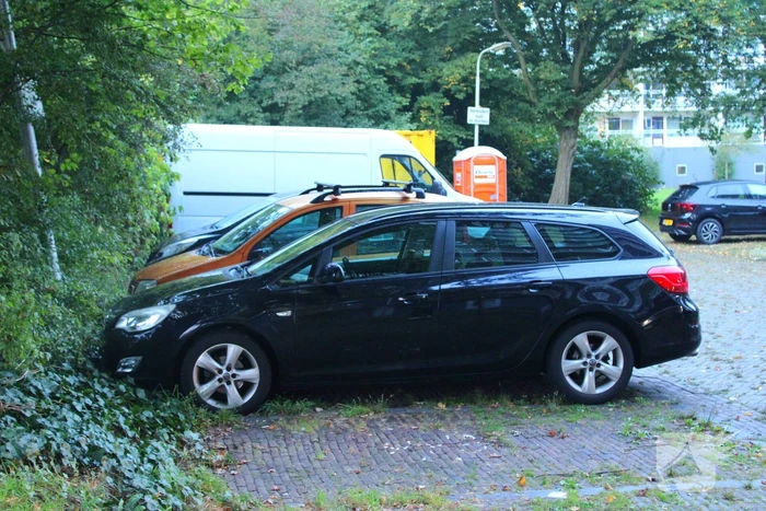 Brandweer controleert auto na melding van rook