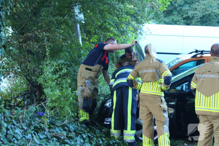 Brandweer controleert auto na melding van rook