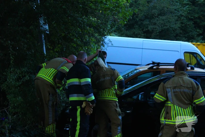 Brandweer controleert auto na melding van rook