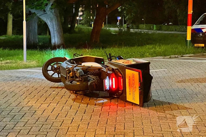Bezorger klapt in flank van auto