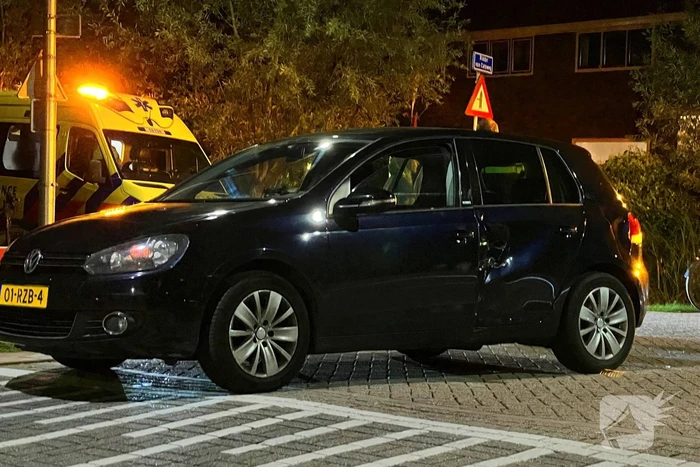 Bezorger klapt in flank van auto