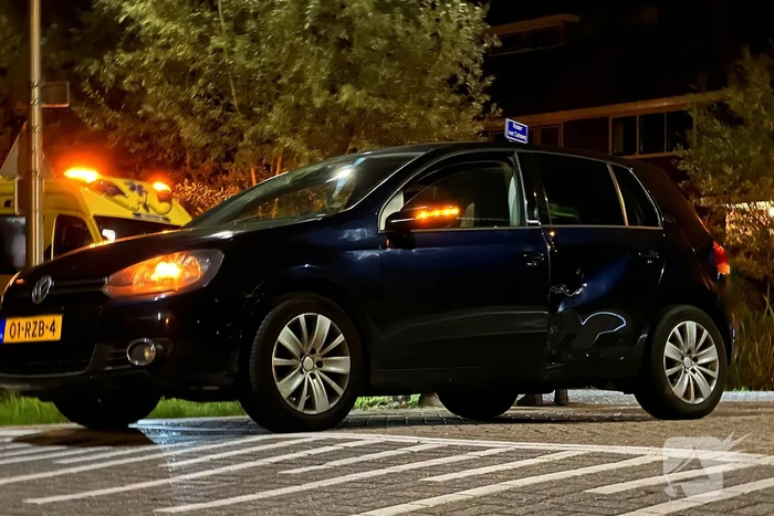 Bezorger klapt in flank van auto