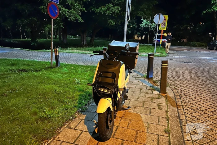 Bezorger klapt in flank van auto