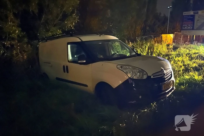 Bestuurder aangehouden na vastgelopen bestelbus
