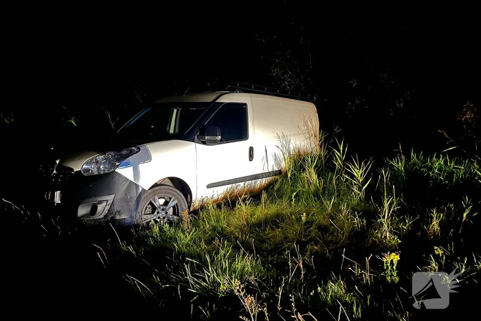 Bestuurder aangehouden na vastgelopen bestelbus