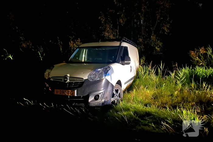 Bestuurder aangehouden na vastgelopen bestelbus