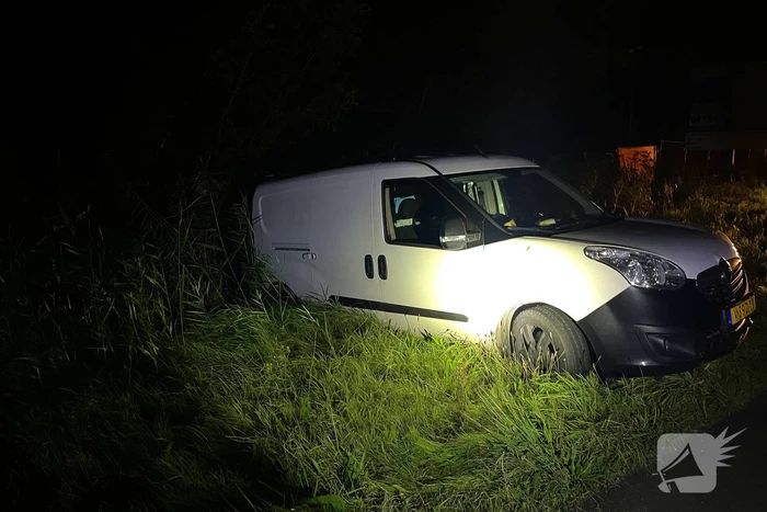 Bestuurder aangehouden na vastgelopen bestelbus