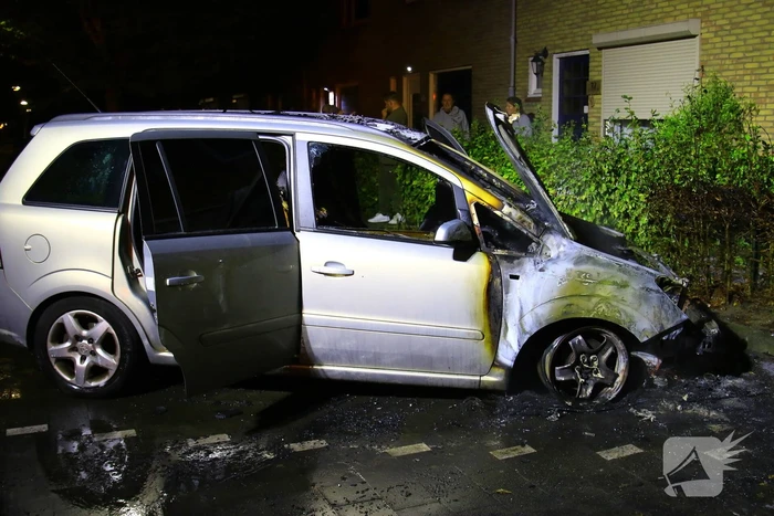 Nachtelijke autobrand laat alleen wrak achter