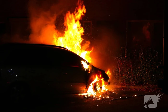 Nachtelijke autobrand laat alleen wrak achter